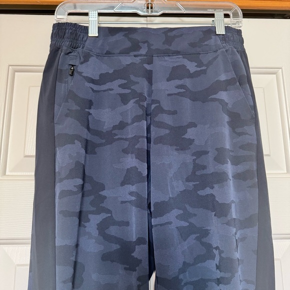 ATHLETA Brooklyn Textured Jogger Blue Camo Pants Travel Pull On - Picture 5 of 9